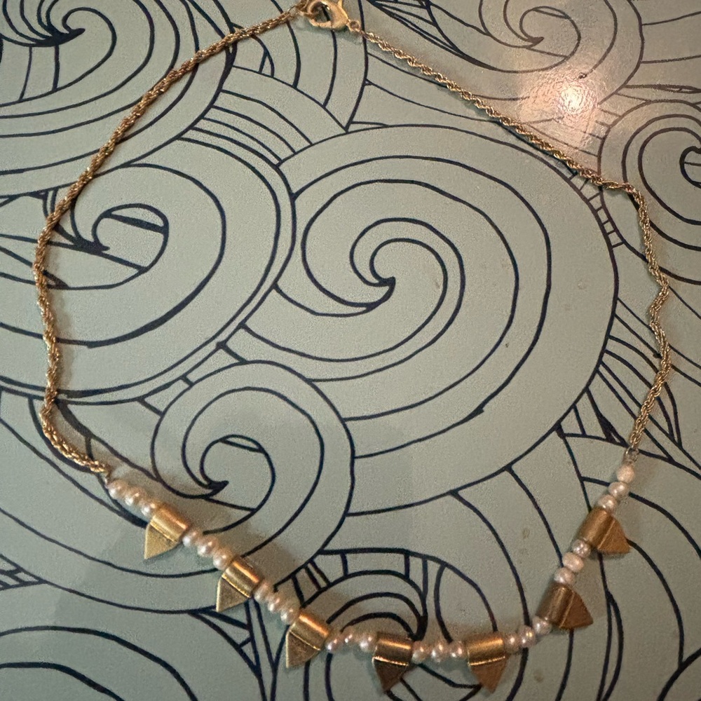 Elegant Gold and Pearl Necklace